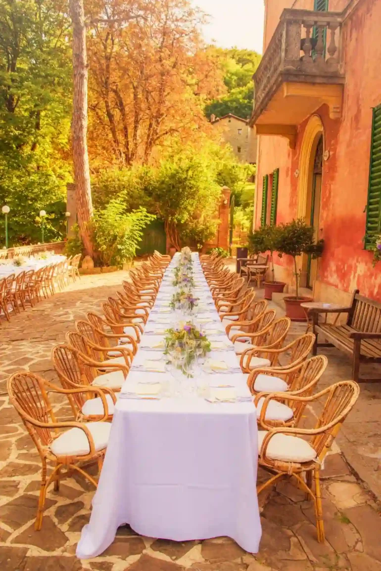 Catering nachystán na svatbu v romantickém zátiší pro více než 100 lidí.