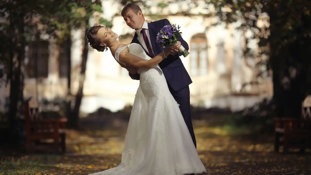 Fotografie ženicha a nevěsty v objetí