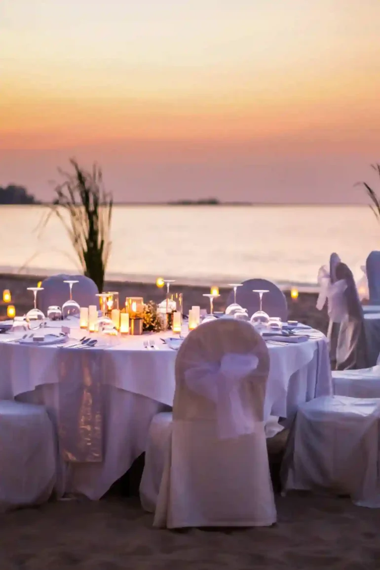 Kulatý svatební stůl pro 7 lidí