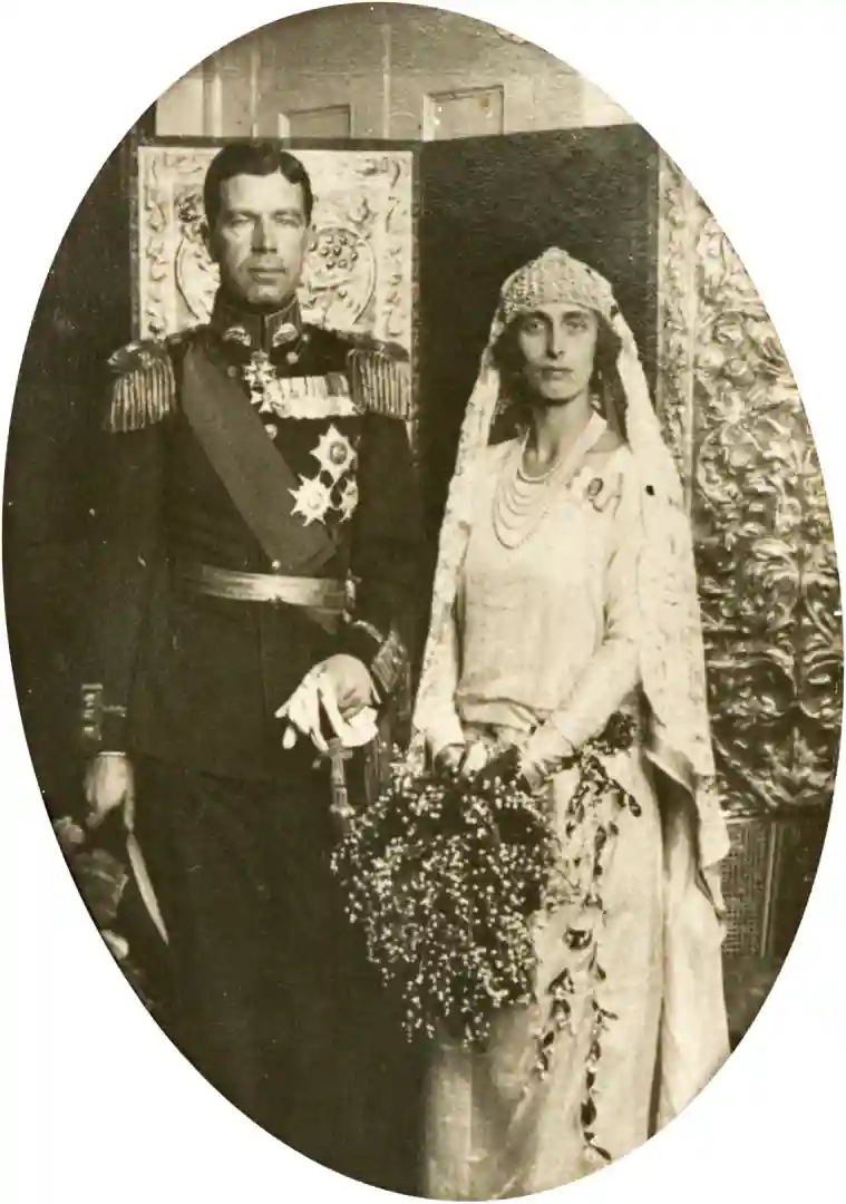 Gustaf VI Adolf of Sweden a Lady Louise Mountbatten Na historické svatební fotografii
