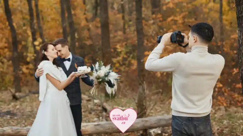 Svatební fotograf zachycuje romantický okamžik nevěsty a ženicha – inspirace pro váš velký den.