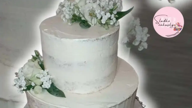 Decentni kremovy dort na svatbu v bile barve zdobeni bilymi kvetinami 770x433