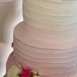 Krásný svatební dort růžově bílý krémový